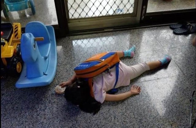 Khoảnh khắc bé gái nằm vật giữa nhà với chiếc cặp đeo trên lưng gây xôn xao- Ảnh 1. Khoảnh khắc bé gái nằm vật giữa nhà với chiếc cặp đeo trên lưng gây xôn xao- Ảnh 1.