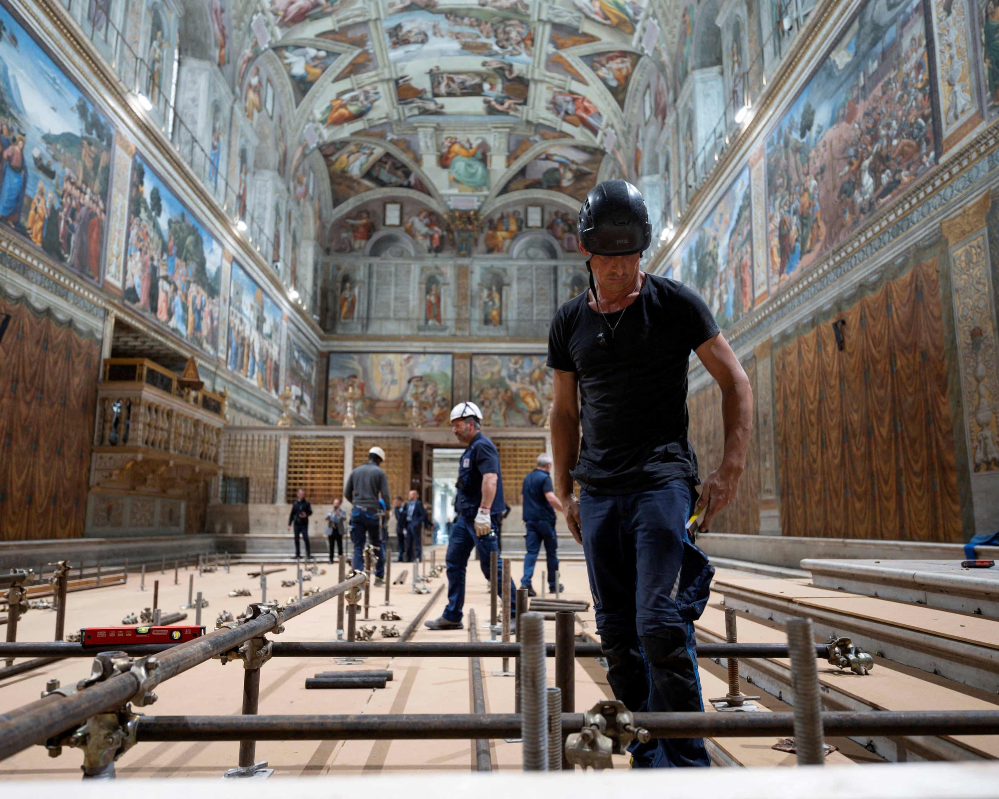 Ngay lúc này: Cả thế giới đang ngóng chờ 1 làn khói trắng từ Vatican!- Ảnh 3. Ngay lúc này: Cả thế giới đang ngóng chờ 1 làn khói trắng từ Vatican!- Ảnh 3.