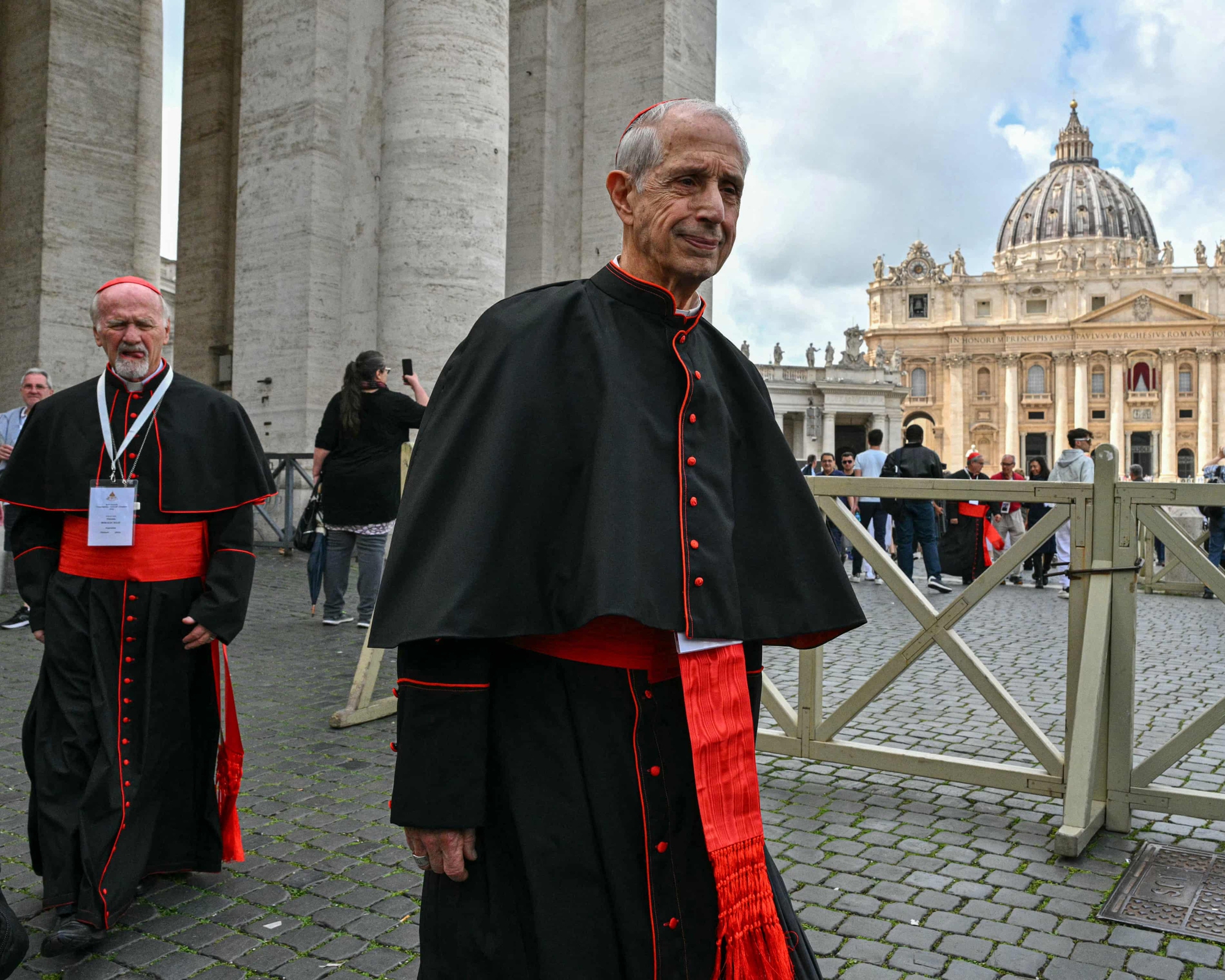 Ngay lúc này: Cả thế giới đang ngóng chờ 1 làn khói trắng từ Vatican!- Ảnh 9. Ngay lúc này: Cả thế giới đang ngóng chờ 1 làn khói trắng từ Vatican!- Ảnh 9.