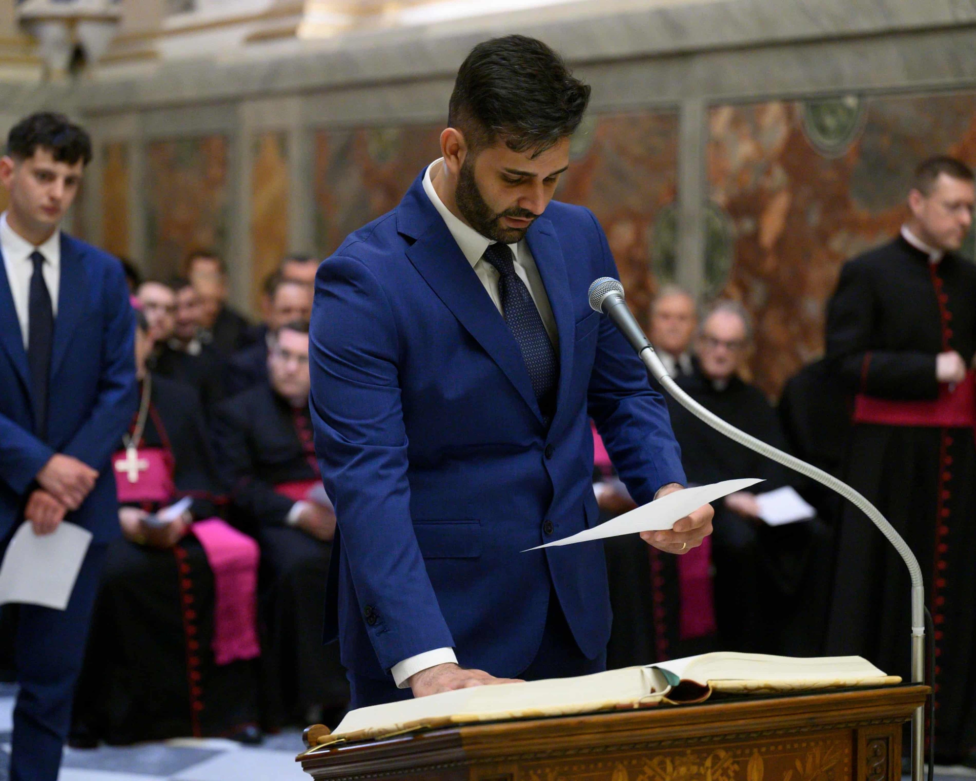 Ngay lúc này: Cả thế giới đang ngóng chờ 1 làn khói trắng từ Vatican!- Ảnh 8. Ngay lúc này: Cả thế giới đang ngóng chờ 1 làn khói trắng từ Vatican!- Ảnh 8.