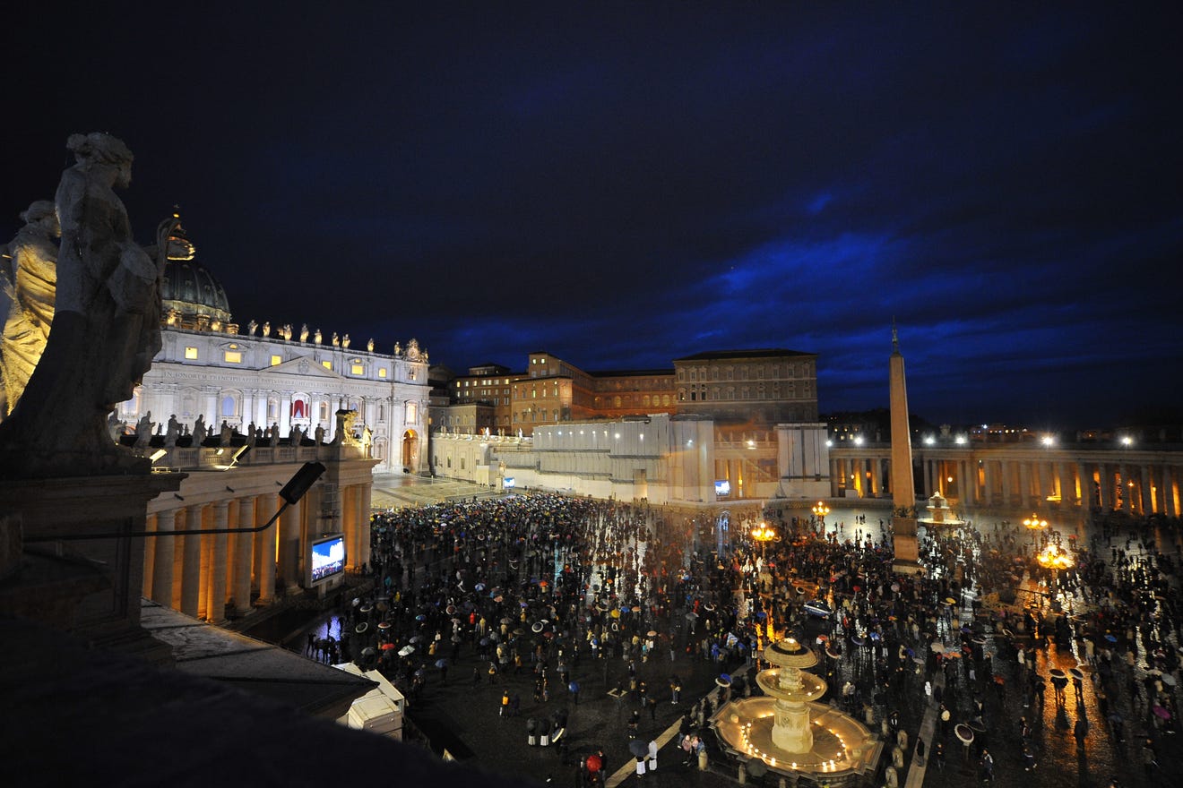 Ngay lúc này: Cả thế giới đang ngóng chờ 1 làn khói trắng từ Vatican!- Ảnh 6. Ngay lúc này: Cả thế giới đang ngóng chờ 1 làn khói trắng từ Vatican!- Ảnh 6.