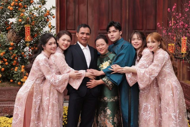 Chuyện học hành trái ngược của chị em nhà Hoà Minzy qua lời kể "chính chủ": Đằng sau là bài học dạy con đắt giá - Ảnh 1. Chuyện học hành trái ngược của chị em nhà Hoà Minzy qua lời kể "chính chủ": Đằng sau là bài học dạy con đắt giá - Ảnh 1.