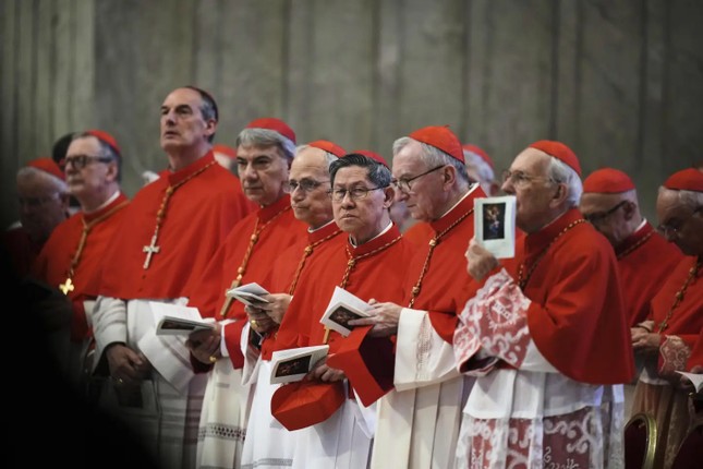 Các hồng y bước vào mật nghị bầu giáo hoàng, thế giới chờ 'làn khói trắng' từ Vatican - Ảnh 1. Các hồng y bước vào mật nghị bầu giáo hoàng, thế giới chờ 'làn khói trắng' từ Vatican - Ảnh 1.