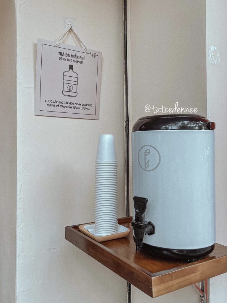 Những quán ăn thương shipper hết mực: Tặng áo mưa, trà nước, chuẩn bị cả đồ chơi cho shipper đỡ chán lúc đợi đồ!- Ảnh 6. Những quán ăn thương shipper hết mực: Tặng áo mưa, trà nước, chuẩn bị cả đồ chơi cho shipper đỡ chán lúc đợi đồ!- Ảnh 6.