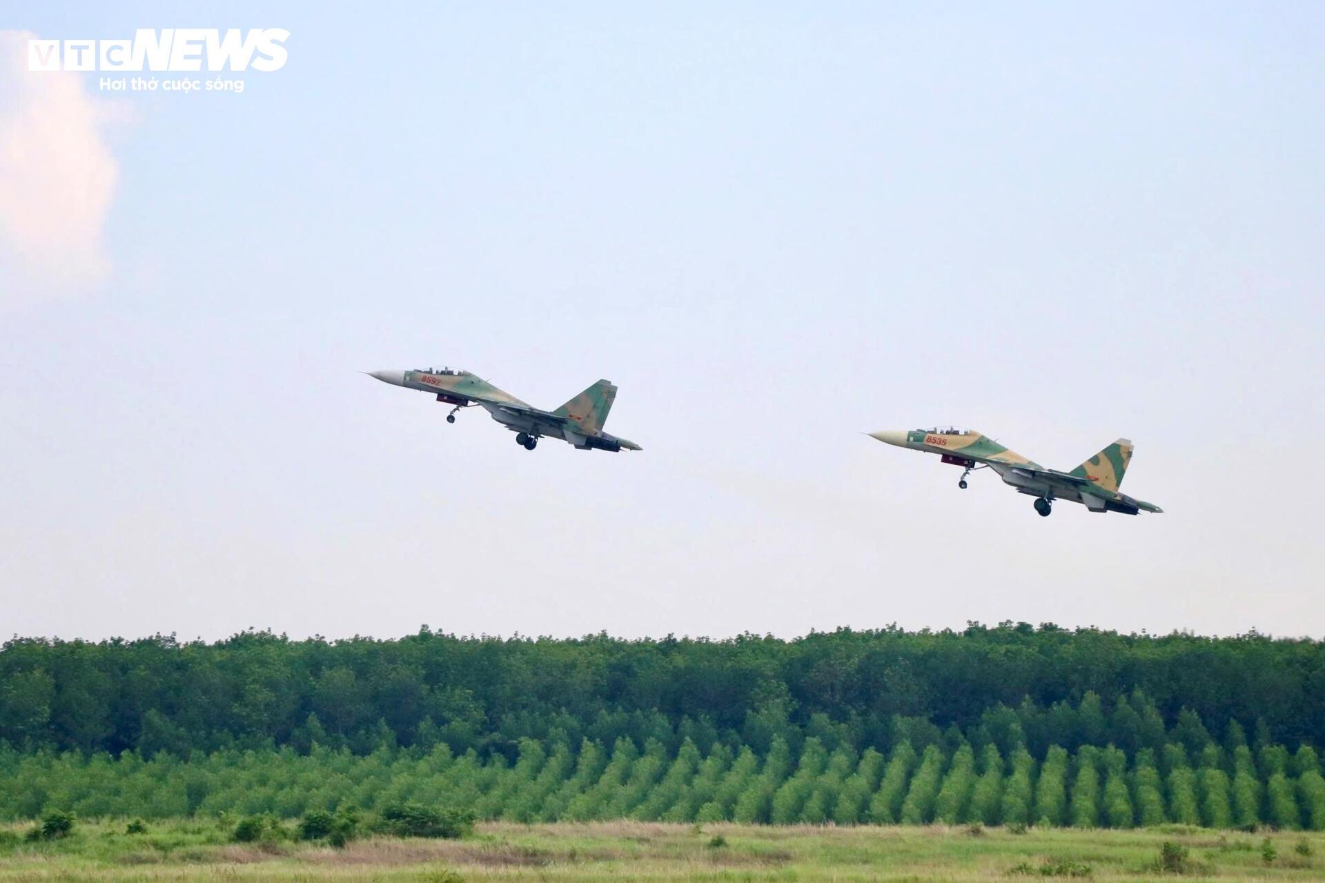 Su-30MK2, Yak-130 rời sân bay Biên Hòa sau nhiệm vụ đặc biệt ngày 30/4 - Ảnh 8. Su-30MK2, Yak-130 rời sân bay Biên Hòa sau nhiệm vụ đặc biệt ngày 30/4 - Ảnh 8.