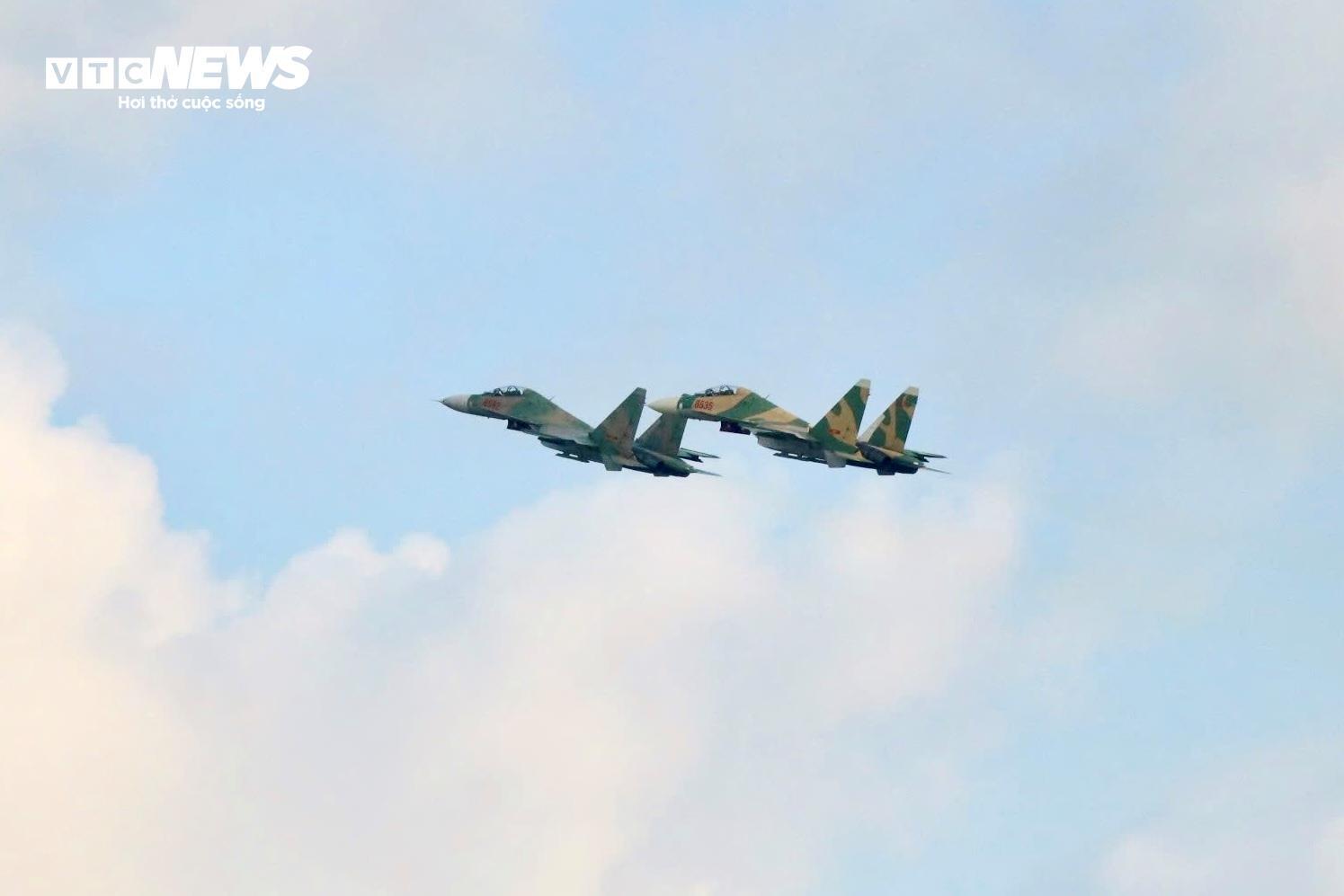 Su-30MK2, Yak-130 rời sân bay Biên Hòa sau nhiệm vụ đặc biệt ngày 30/4 - Ảnh 9. Su-30MK2, Yak-130 rời sân bay Biên Hòa sau nhiệm vụ đặc biệt ngày 30/4 - Ảnh 9.