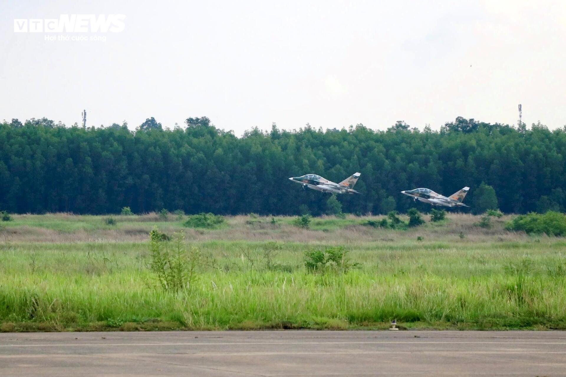 Su-30MK2, Yak-130 rời sân bay Biên Hòa sau nhiệm vụ đặc biệt ngày 30/4 - Ảnh 10. Su-30MK2, Yak-130 rời sân bay Biên Hòa sau nhiệm vụ đặc biệt ngày 30/4 - Ảnh 10.