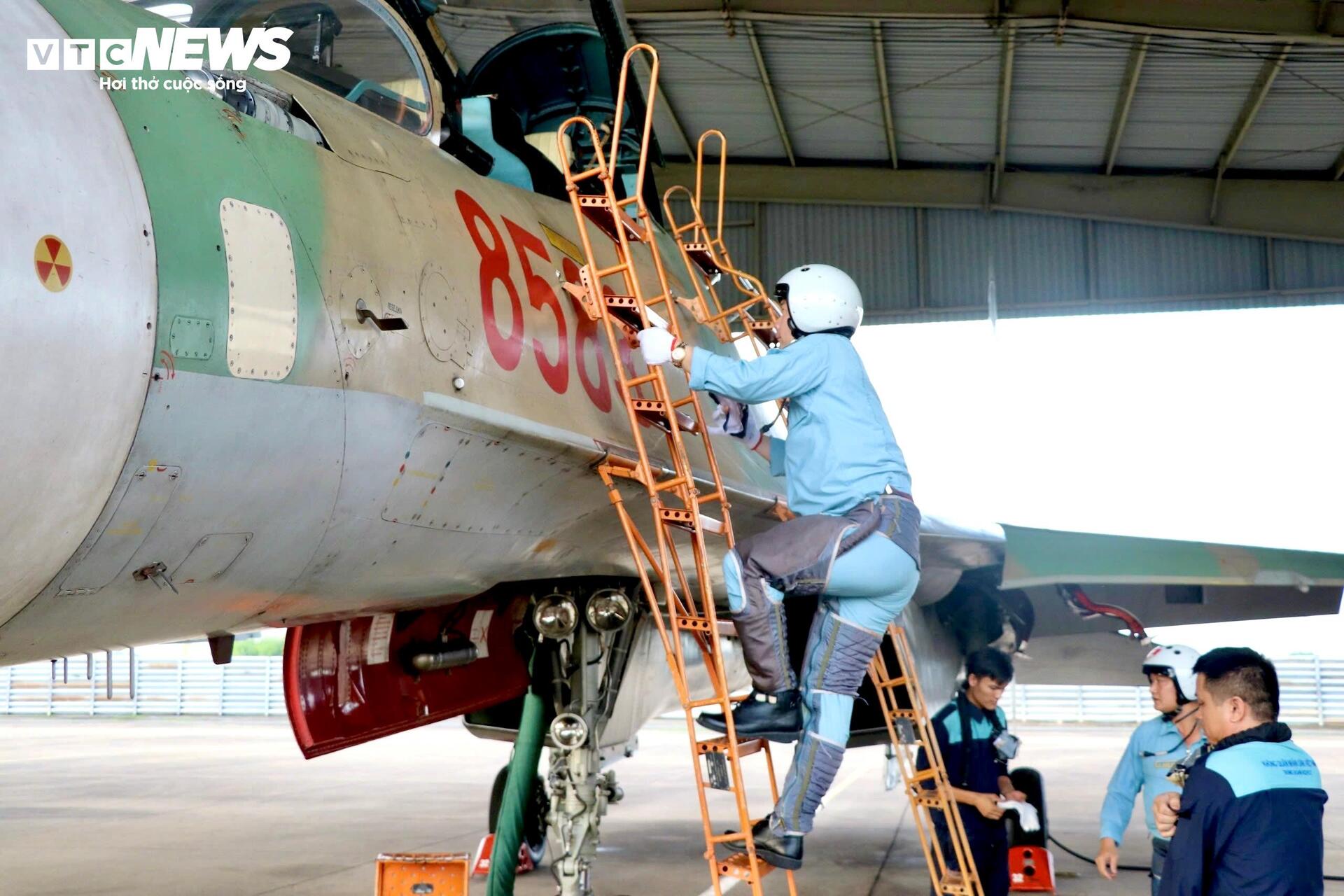 Su-30MK2, Yak-130 rời sân bay Biên Hòa sau nhiệm vụ đặc biệt ngày 30/4 - Ảnh 4. Su-30MK2, Yak-130 rời sân bay Biên Hòa sau nhiệm vụ đặc biệt ngày 30/4 - Ảnh 4.