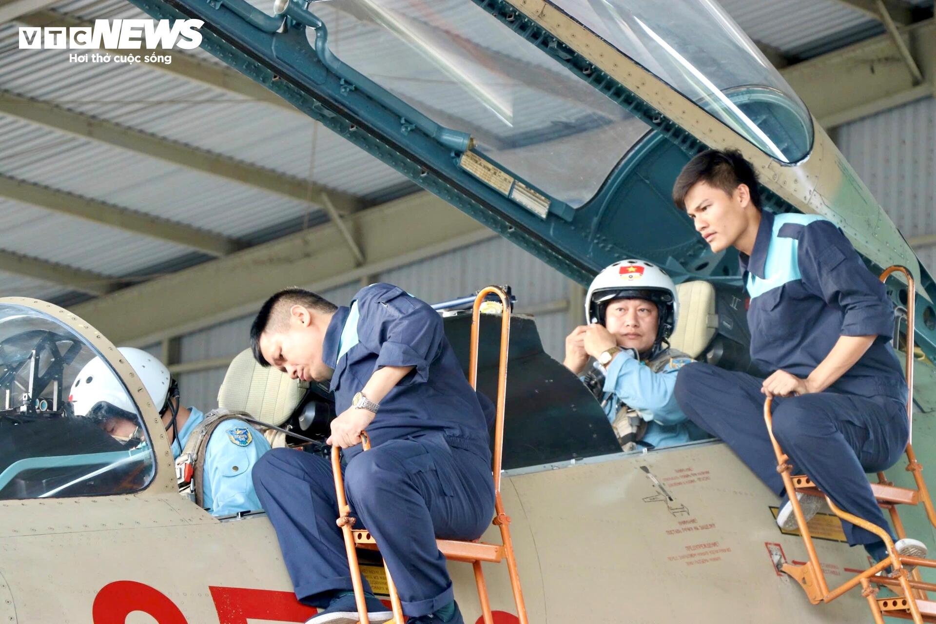 Su-30MK2, Yak-130 rời sân bay Biên Hòa sau nhiệm vụ đặc biệt ngày 30/4 - Ảnh 5. Su-30MK2, Yak-130 rời sân bay Biên Hòa sau nhiệm vụ đặc biệt ngày 30/4 - Ảnh 5.
