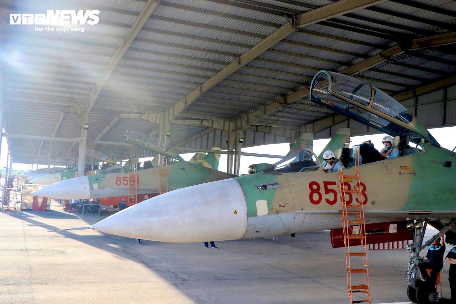 Su-30MK2, Yak-130 rời sân bay Biên Hòa sau nhiệm vụ đặc biệt ngày 30/4 - Ảnh 1. Su-30MK2, Yak-130 rời sân bay Biên Hòa sau nhiệm vụ đặc biệt ngày 30/4 - Ảnh 1.