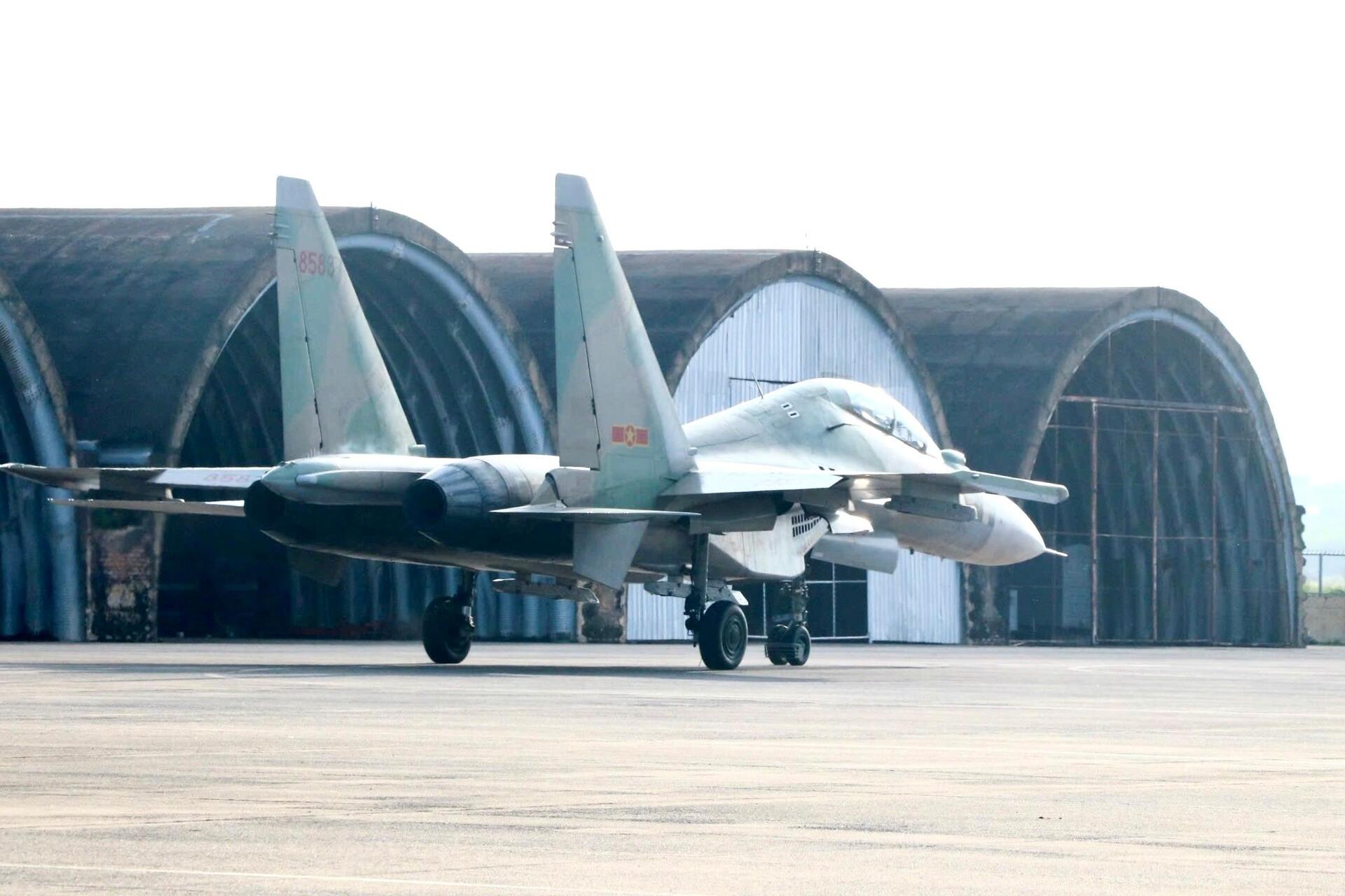 Su-30MK2, Yak-130 rời sân bay Biên Hòa sau nhiệm vụ đặc biệt ngày 30/4 - Ảnh 7. Su-30MK2, Yak-130 rời sân bay Biên Hòa sau nhiệm vụ đặc biệt ngày 30/4 - Ảnh 7.