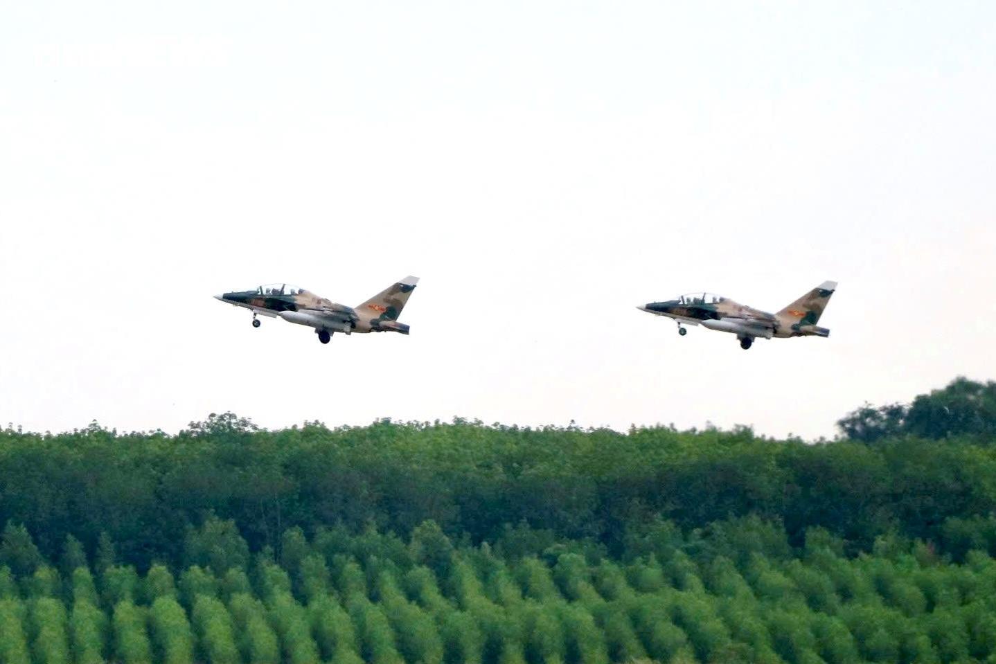 Su-30MK2, Yak-130 rời sân bay Biên Hòa sau nhiệm vụ đặc biệt ngày 30/4 - Ảnh 11. Su-30MK2, Yak-130 rời sân bay Biên Hòa sau nhiệm vụ đặc biệt ngày 30/4 - Ảnh 11.