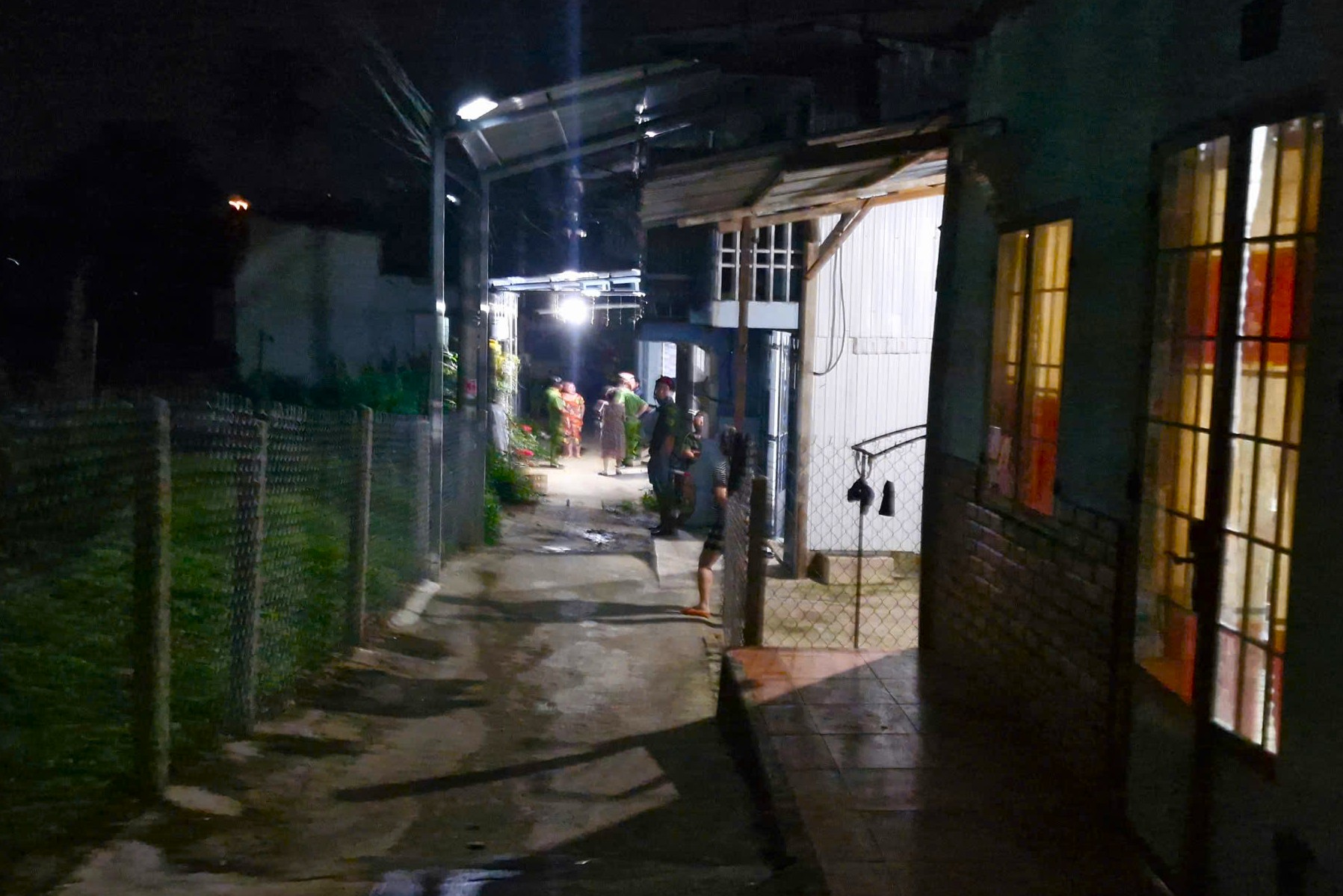Nhóm côn đồ vào phòng trọ chém đứt lìa tay người khác- Ảnh 1. Nhóm côn đồ vào phòng trọ chém đứt lìa tay người khác- Ảnh 1.