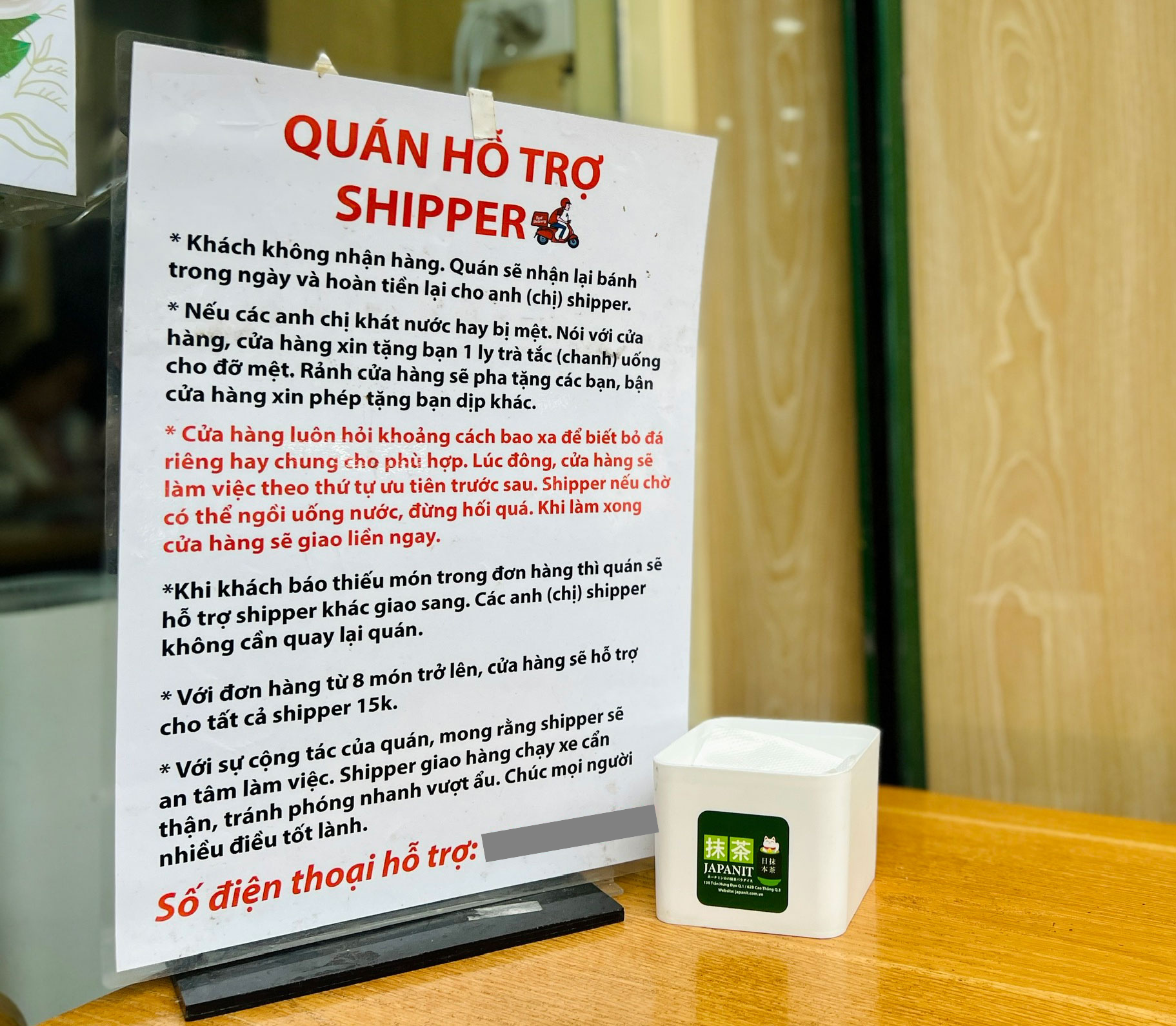 Những quán ăn thương shipper hết mực: Tặng áo mưa, trà nước, chuẩn bị cả đồ chơi cho shipper đỡ chán lúc đợi đồ!- Ảnh 5. Những quán ăn thương shipper hết mực: Tặng áo mưa, trà nước, chuẩn bị cả đồ chơi cho shipper đỡ chán lúc đợi đồ!- Ảnh 5.