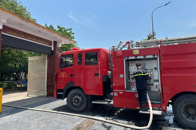 Phòng thực hành thí nghiệm trường chuyên bốc cháy, sơ tán nhiều học sinh - Ảnh 2. Phòng thực hành thí nghiệm trường chuyên bốc cháy, sơ tán nhiều học sinh - Ảnh 2.