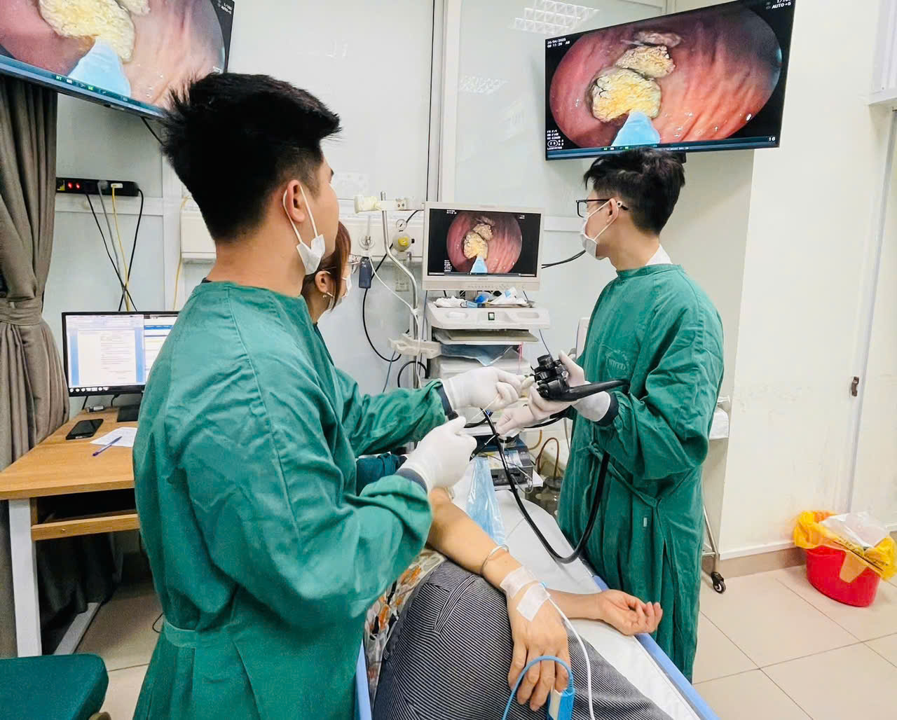 Kinh hoàng phát hiện bã thức ăn to bằng quả trứng trong dạ dày cụ bà do thói quen ăn các loại trái cây xanh - Ảnh 3. Kinh hoàng phát hiện bã thức ăn to bằng quả trứng trong dạ dày cụ bà do thói quen ăn các loại trái cây xanh - Ảnh 3.