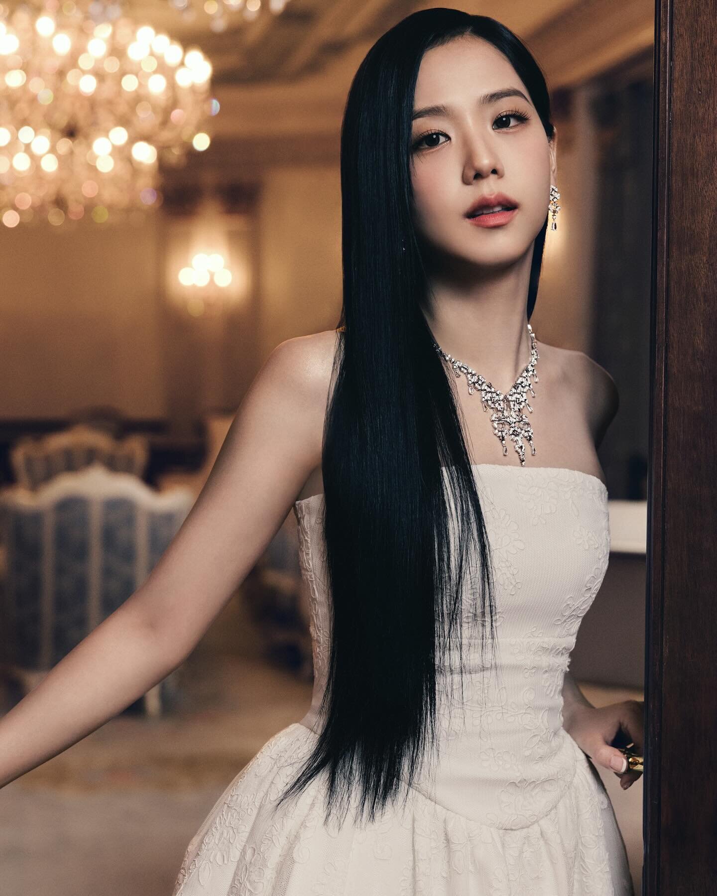 240502-jisoo-instagram-update-documents-5-1746606899235699473847-1746679723016-17466797230941654298635.jpeg