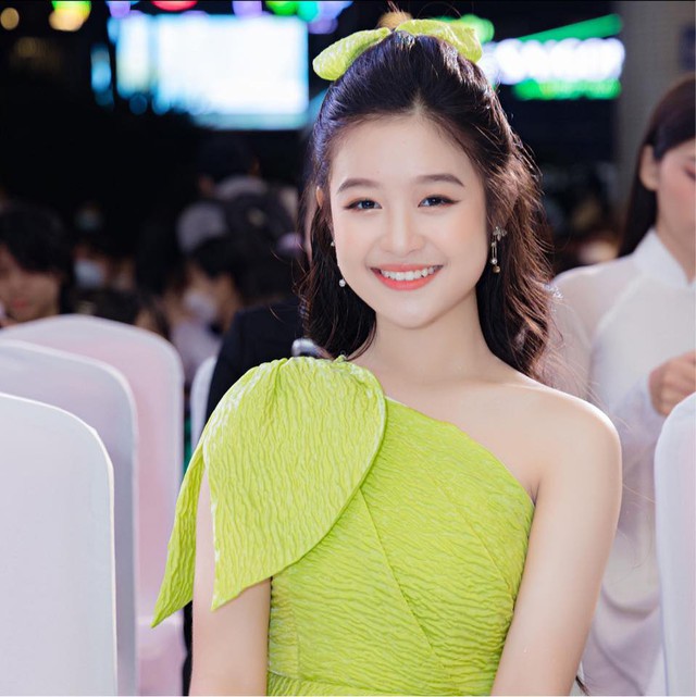 Mỹ nhân "cạnh tranh" Hoa hậu với Lọ Lem nhà Quyền Linh có quyết định bất ngờ về học hành: Ai nấy khen "trưởng thành quá" - Ảnh 2. Mỹ nhân "cạnh tranh" Hoa hậu với Lọ Lem nhà Quyền Linh có quyết định bất ngờ về học hành: Ai nấy khen "trưởng thành quá" - Ảnh 2.