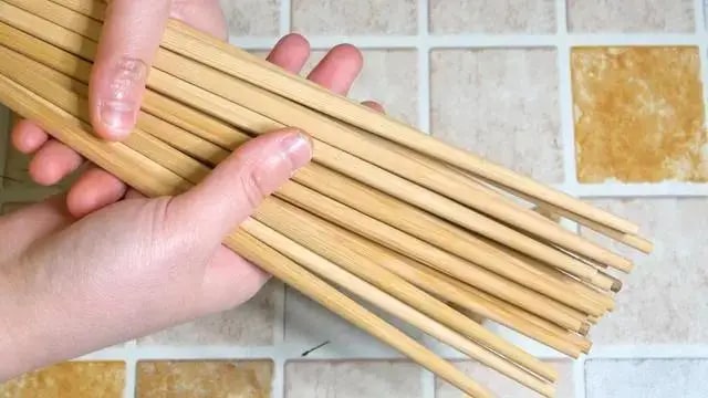Bác sĩ đến chơi nhà, thấy đôi đũa trên bàn ăn thì lập tức quát to: "Sao còn chưa vứt đi?!"- Ảnh 4. Bác sĩ đến chơi nhà, thấy đôi đũa trên bàn ăn thì lập tức quát to: "Sao còn chưa vứt đi?!"- Ảnh 4.