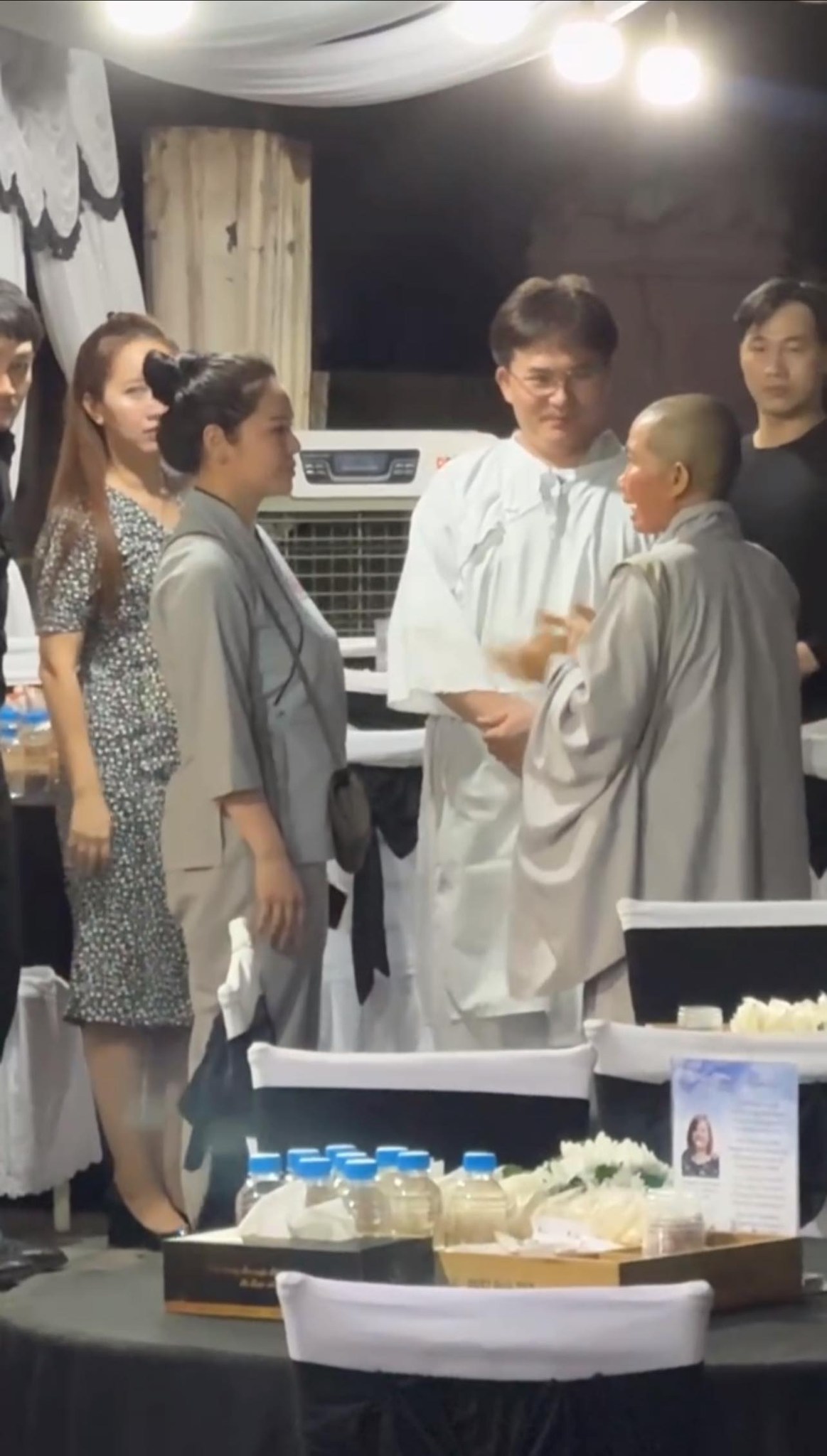 MC Đại Nghĩa lặng người đứng trước di ảnh mẹ, sao nữ nói 1 câu gây xót xa- Ảnh 3. MC Đại Nghĩa lặng người đứng trước di ảnh mẹ, sao nữ nói 1 câu gây xót xa- Ảnh 3.