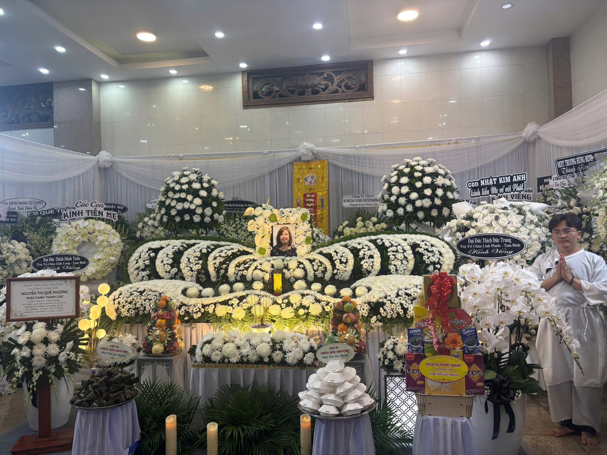 MC Đại Nghĩa lặng người đứng trước di ảnh mẹ, sao nữ nói 1 câu gây xót xa- Ảnh 2. MC Đại Nghĩa lặng người đứng trước di ảnh mẹ, sao nữ nói 1 câu gây xót xa- Ảnh 2.