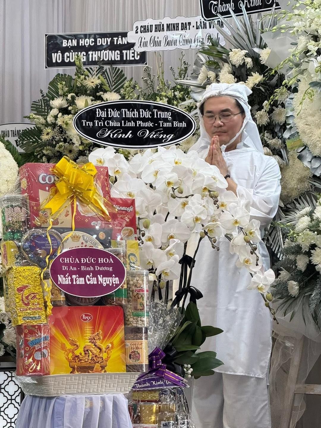 MC Đại Nghĩa lặng người đứng trước di ảnh mẹ, sao nữ nói 1 câu gây xót xa- Ảnh 6. MC Đại Nghĩa lặng người đứng trước di ảnh mẹ, sao nữ nói 1 câu gây xót xa- Ảnh 6.