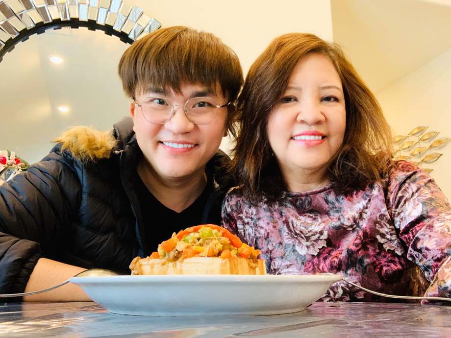Lễ tiễn đưa mẹ MC Đại Nghĩa: Nam nghệ sĩ bần thần, Trường Giang - Võ Tấn Phát cùng dàn sao đến chia buồn- Ảnh 2. Lễ tiễn đưa mẹ MC Đại Nghĩa: Nam nghệ sĩ bần thần, Trường Giang - Võ Tấn Phát cùng dàn sao đến chia buồn- Ảnh 2.