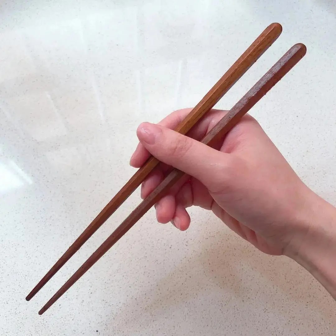 Bác sĩ đến chơi nhà, thấy đôi đũa trên bàn ăn thì lập tức quát to: "Sao còn chưa vứt đi?!"- Ảnh 1. Bác sĩ đến chơi nhà, thấy đôi đũa trên bàn ăn thì lập tức quát to: "Sao còn chưa vứt đi?!"- Ảnh 1.