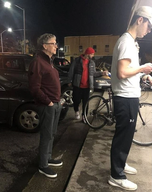 Bắt gặp Bill Gates ngồi ăn sầu riêng - Ảnh 2. Bắt gặp Bill Gates ngồi ăn sầu riêng - Ảnh 2.