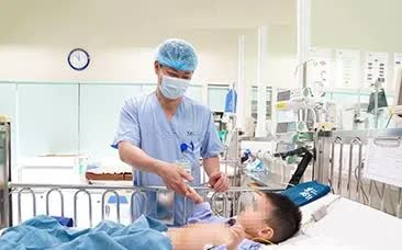 Bé trai trong vụ tai nạn giao thông ở Nam Định đã ổn định, được BHYT chi trả toàn bộ viện phí - Ảnh 1. Bé trai trong vụ tai nạn giao thông ở Nam Định đã ổn định, được BHYT chi trả toàn bộ viện phí - Ảnh 1.