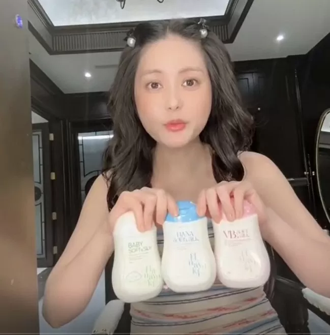 "Nữ đại gia quận 7" Đoàn Di Băng và những lần quảng cáo lố: Kẹo thay cơm, dầu gội "thuần tự nhiên" chứa hoá chất?! - Ảnh 5. "Nữ đại gia quận 7" Đoàn Di Băng và những lần quảng cáo lố: Kẹo thay cơm, dầu gội "thuần tự nhiên" chứa hoá chất?! - Ảnh 5.