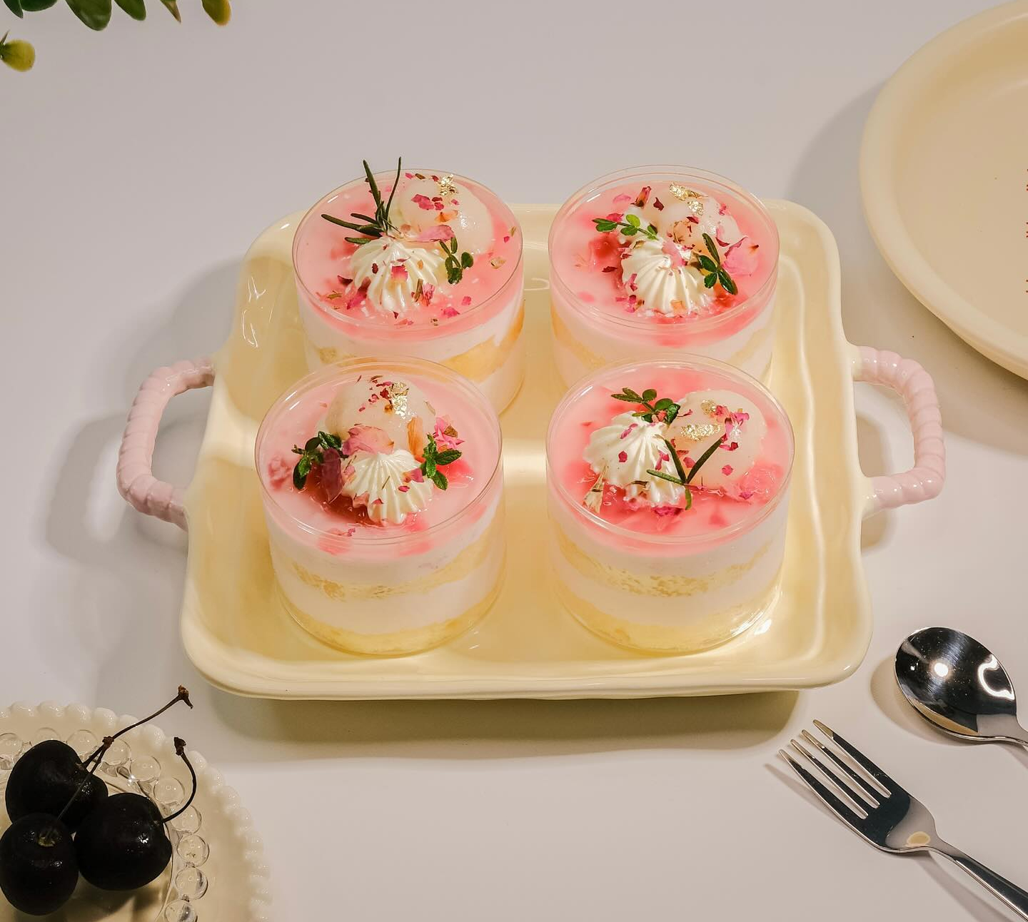 Vải thiều “vượt biên” vào bếp nhà sang: 5 món tráng miệng chuẩn fine dining từ thứ quả dân dã - Ảnh 1. Vải thiều “vượt biên” vào bếp nhà sang: 5 món tráng miệng chuẩn fine dining từ thứ quả dân dã - Ảnh 1.