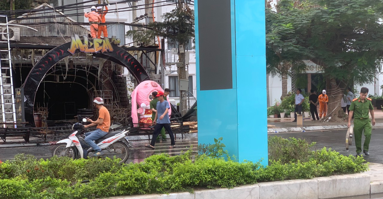 Cháy lớn tại quán Pub ở Cát Bà, 3 người bị thương - Ảnh 3. Hảo Hoạn tại quán Mlem Pub ở thị trấn Cát Bà, 3 người bị thương - Ảnh 3.