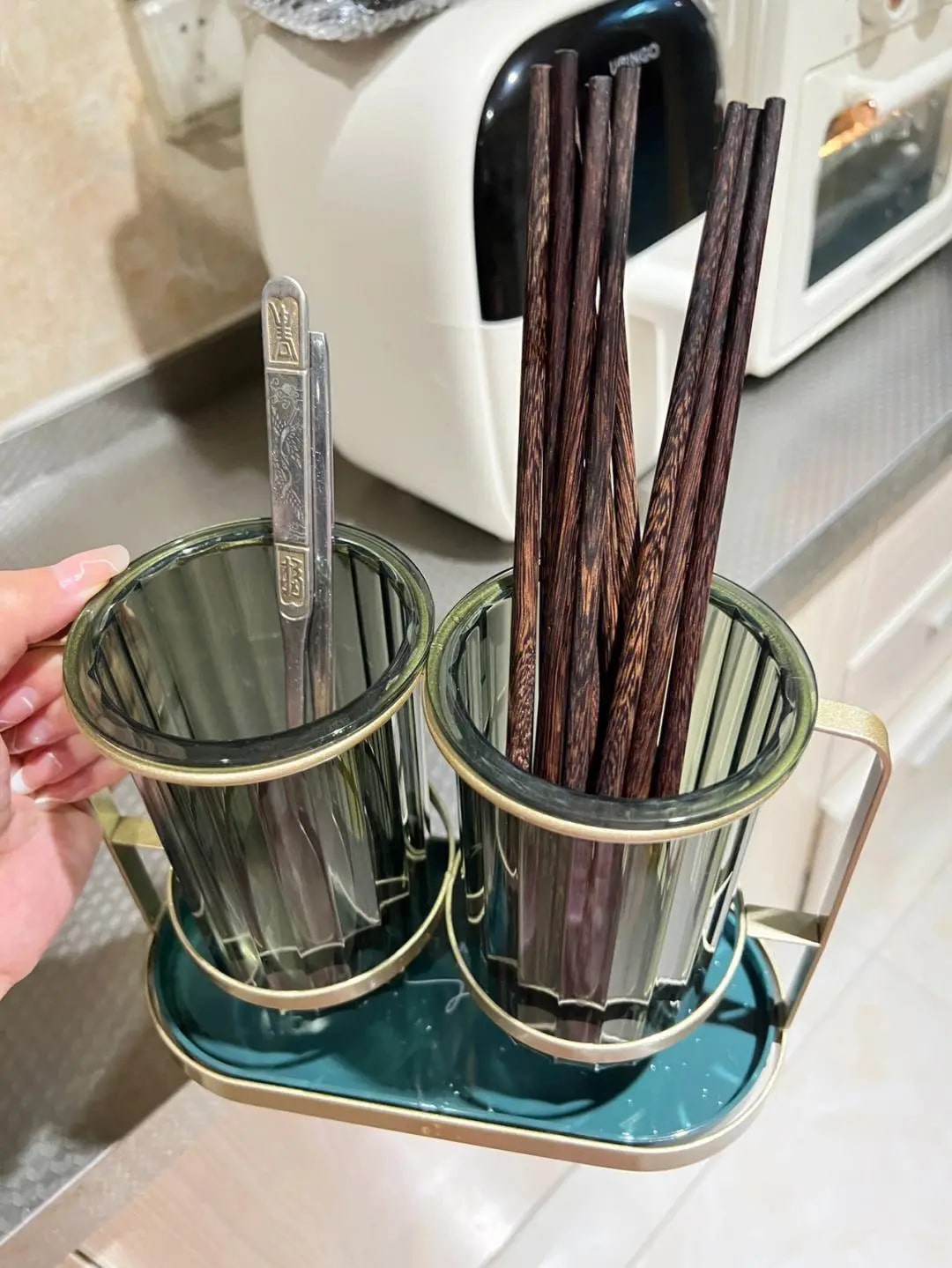 Bác sĩ đến chơi nhà, thấy đôi đũa trên bàn ăn thì lập tức quát to: "Sao còn chưa vứt đi?!"- Ảnh 5. Bác sĩ đến chơi nhà, thấy đôi đũa trên bàn ăn thì lập tức quát to: "Sao còn chưa vứt đi?!"- Ảnh 5.