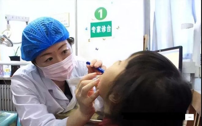 Thấy con trai 5 tuổi khóc thét bên gói hút ẩm bị xé toạc, miệng còn sót lại vài hạt, chỉ trong vòng 30 giây, người mẹ này đã kịp thời cứu con mình- Ảnh 4. Thấy con trai 5 tuổi khóc thét bên gói hút ẩm bị xé toạc, miệng còn sót lại vài hạt, chỉ trong vòng 30 giây, người mẹ này đã kịp thời cứu con mình- Ảnh 4.