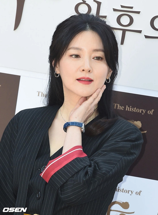 Lee Young Ae tuổi U60 tươi trẻ nhờ mỗi năm làm 1 việc để tăng sinh collagen, elastin - Ảnh 6. Lee Young Ae tuổi U60 tươi trẻ nhờ mỗi năm làm 1 việc để tăng sinh collagen, elastin - Ảnh 6.