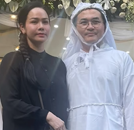 MC Đại Nghĩa lặng người đứng trước di ảnh mẹ, sao nữ nói 1 câu gây xót xa- Ảnh 5. MC Đại Nghĩa lặng người đứng trước di ảnh mẹ, sao nữ nói 1 câu gây xót xa- Ảnh 5.