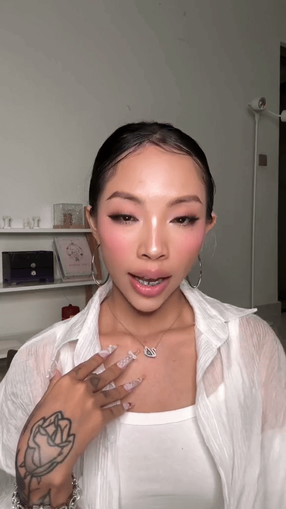 Thỏi son cứ 1 phút là có người mua, Vogue khen nức lời, gái xinh toàn cầu mê tít- Ảnh 7. Thỏi son cứ 1 phút là có người mua, Vogue khen nức lời, gái xinh toàn cầu mê tít- Ảnh 7.
