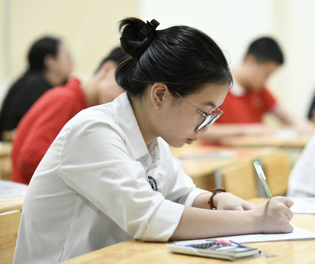 Công bố đồng thời kết quả thi và điểm chuẩn lớp 10 có làm khó trường tư? - Ảnh 1. Công bố đồng thời kết quả thi và điểm chuẩn lớp 10 có làm khó trường tư? - Ảnh 1.