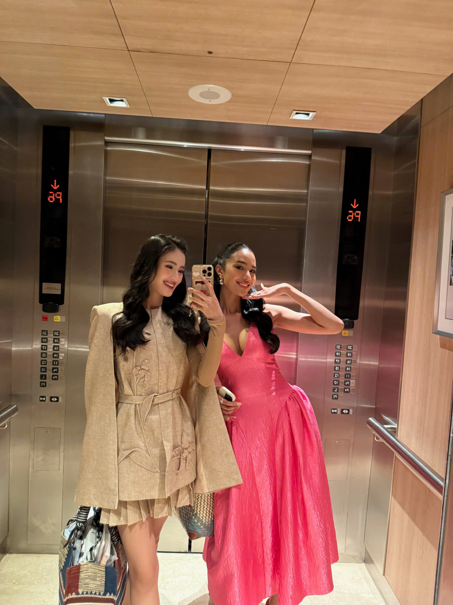 Hoa hậu Ý Nhi mặc trang phục gây Hoa hậu Ý Nhi mặc trang phục gây