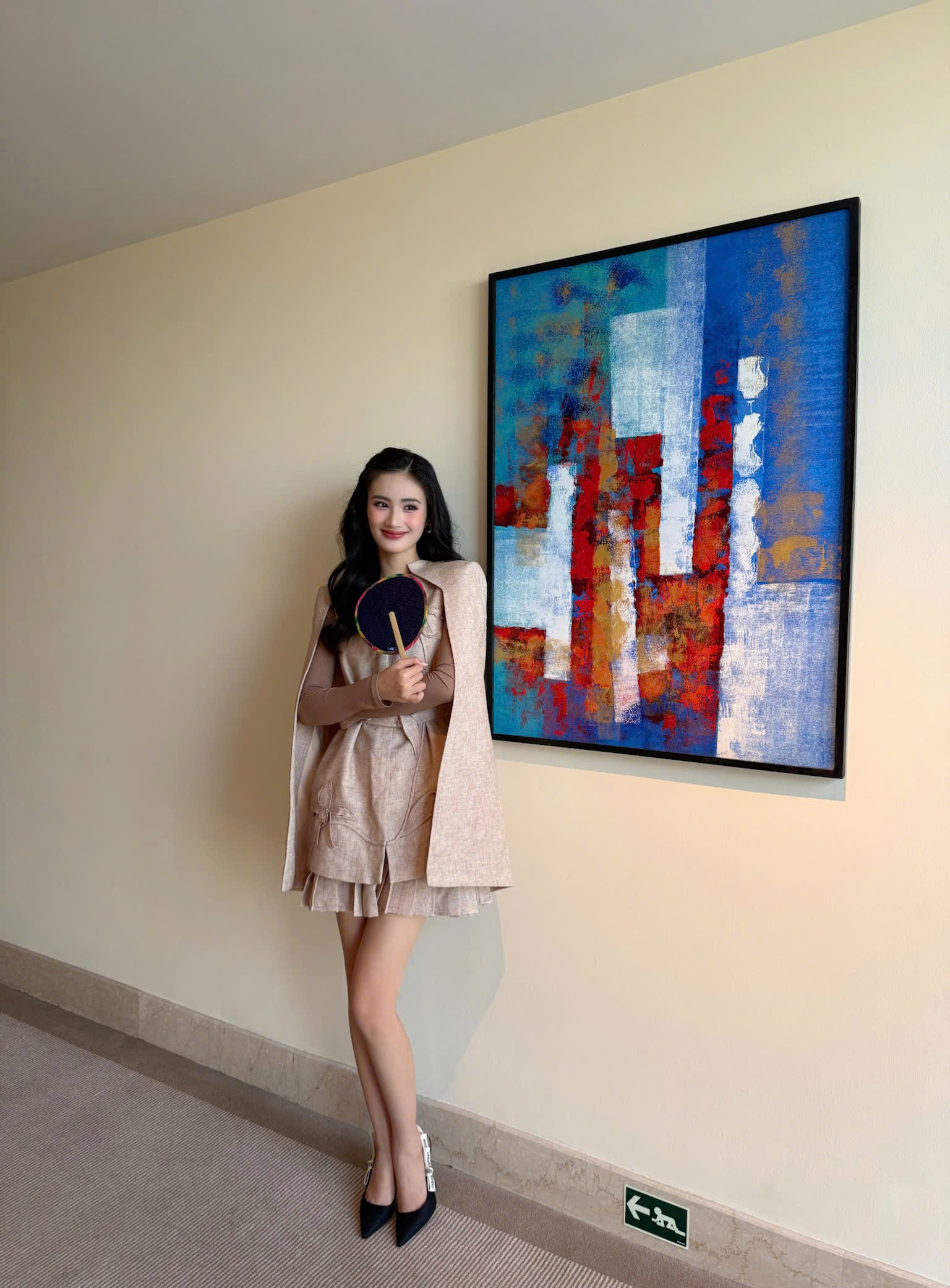 Hoa hậu Ý Nhi mặc trang phục gây Hoa hậu Ý Nhi mặc trang phục gây
