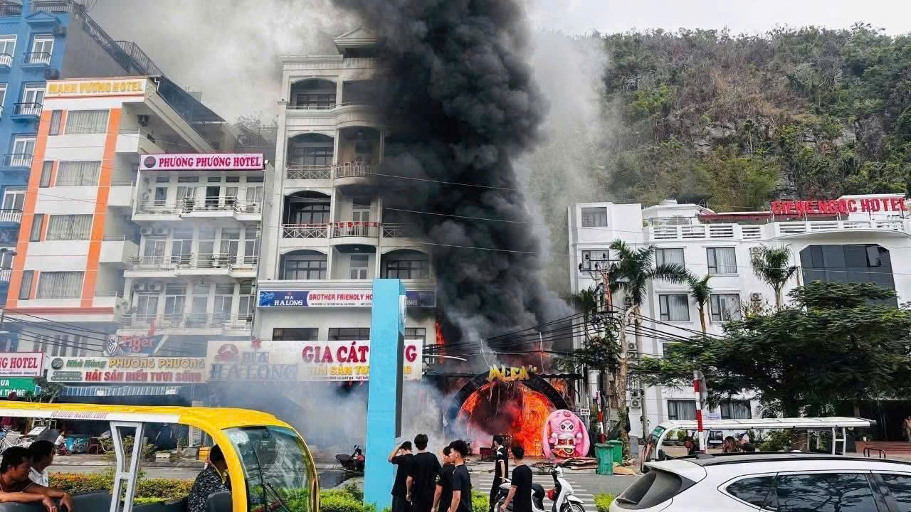 Cháy lớn tại quán Pub ở Cát Bà, 3 người bị thương - Ảnh 1. Hảo Hoạn tại quán Mlem Pub ở thị trấn Cát Bà, 3 người bị thương - Ảnh 1.