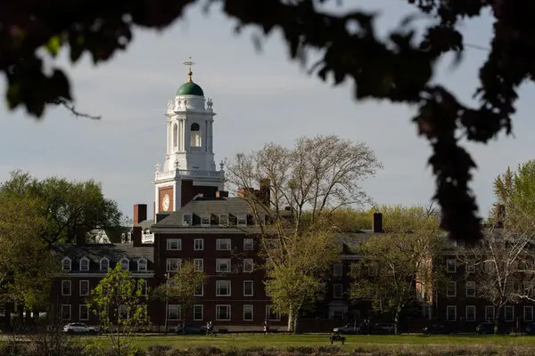 Thật hư thông tin Bộ trưởng Giáo dục Mỹ gửi thư cho ĐH Harvard, phía trường phản ứng bằng cách... chữa chính tả trong thư? - Ảnh 2. Thật hư thông tin Bộ trưởng Giáo dục Mỹ gửi thư cho ĐH Harvard, phía trường phản ứng bằng cách... chữa chính tả trong thư? - Ảnh 2.
