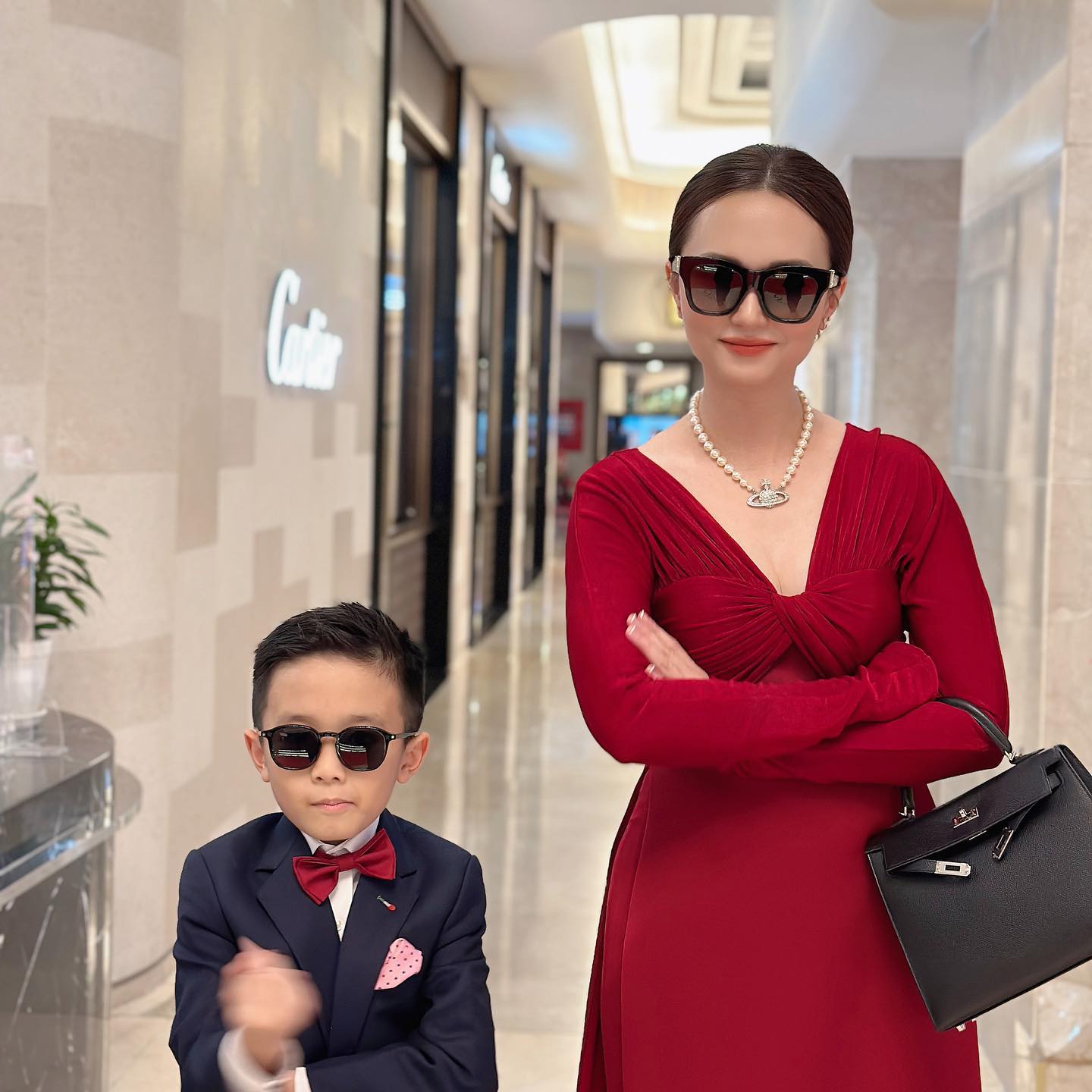 Tiểu thư Hà thành 10 năm lấy chồng cầu thủ: Về quê đảm đang bếp núc, lên phố Tiểu thư Hà thành 10 năm lấy chồng cầu thủ: Về quê đảm đang bếp núc, lên phố