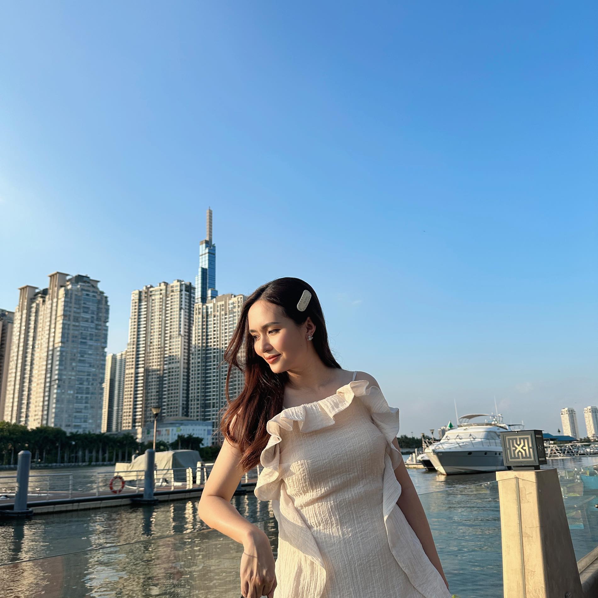 Tiểu thư Hà thành 10 năm lấy chồng cầu thủ: Về quê đảm đang bếp núc, lên phố Tiểu thư Hà thành 10 năm lấy chồng cầu thủ: Về quê đảm đang bếp núc, lên phố