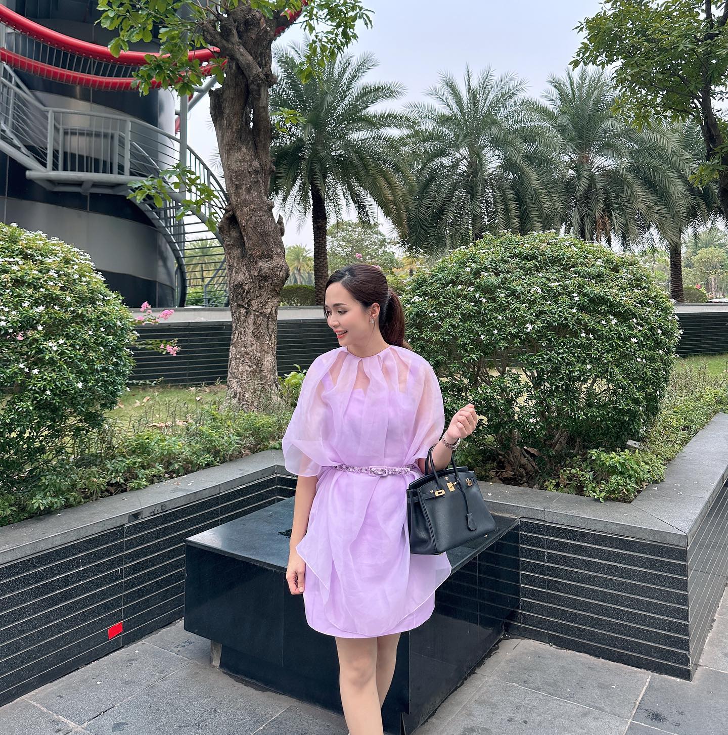 Tiểu thư Hà thành 10 năm lấy chồng cầu thủ: Về quê đảm đang bếp núc, lên phố Tiểu thư Hà thành 10 năm lấy chồng cầu thủ: Về quê đảm đang bếp núc, lên phố