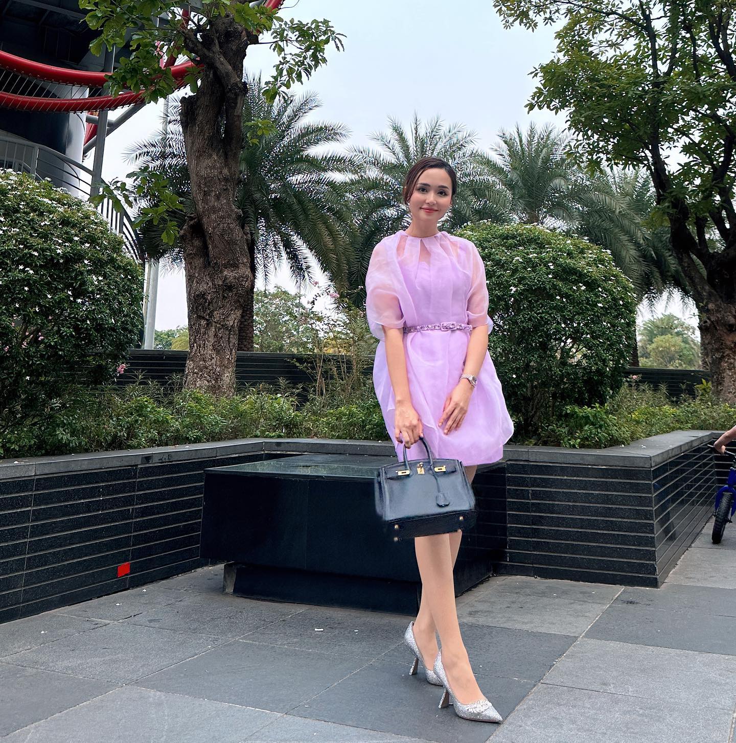 Tiểu thư Hà thành 10 năm lấy chồng cầu thủ: Về quê đảm đang bếp núc, lên phố Tiểu thư Hà thành 10 năm lấy chồng cầu thủ: Về quê đảm đang bếp núc, lên phố