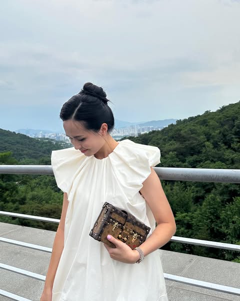 Tiểu thư Hà thành 10 năm lấy chồng cầu thủ: Về quê đảm đang bếp núc, lên phố Tiểu thư Hà thành 10 năm lấy chồng cầu thủ: Về quê đảm đang bếp núc, lên phố