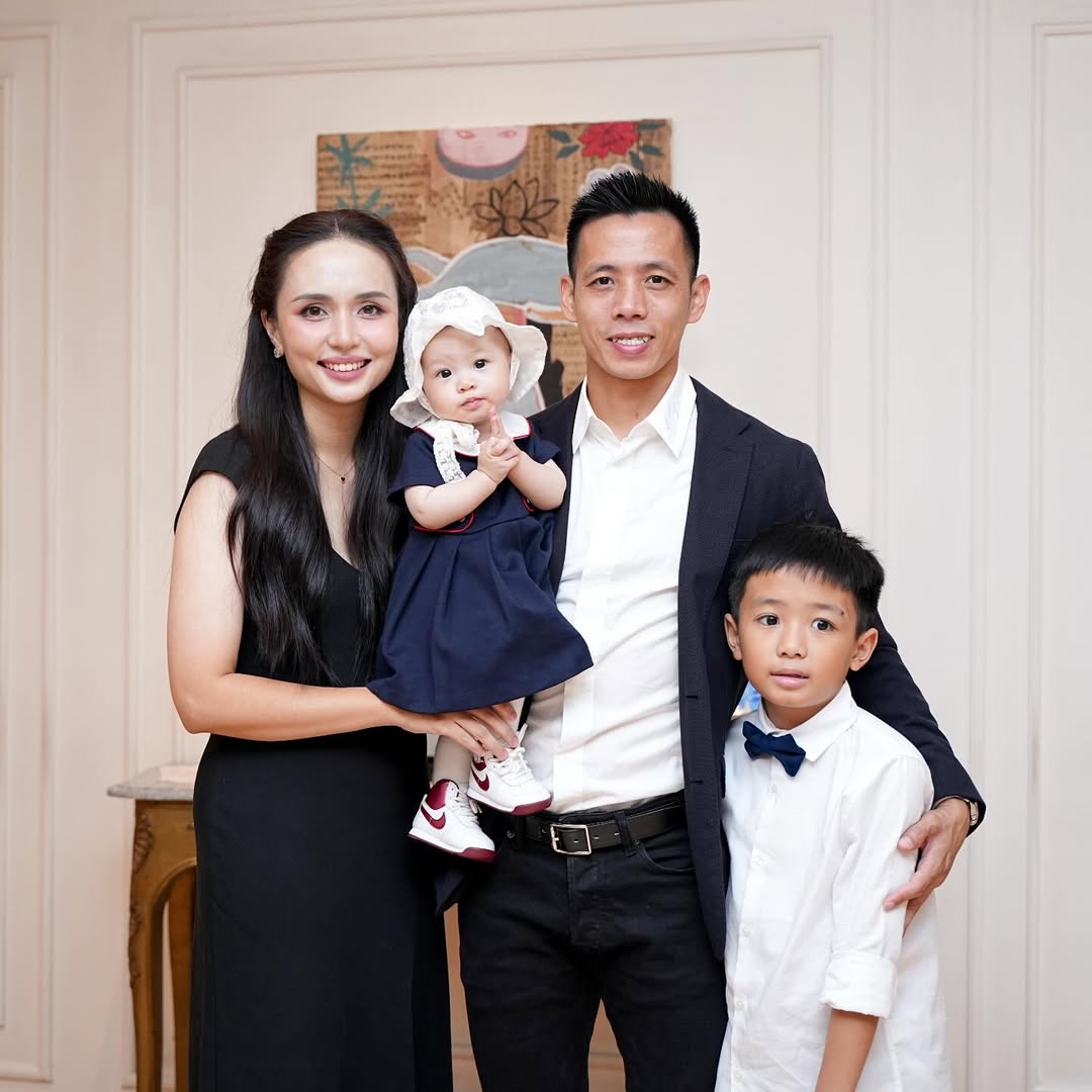 Tiểu thư Hà thành 10 năm lấy chồng cầu thủ: Về quê đảm đang bếp núc, lên phố Tiểu thư Hà thành 10 năm lấy chồng cầu thủ: Về quê đảm đang bếp núc, lên phố