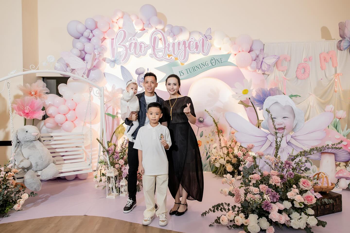 Tiểu thư Hà thành 10 năm lấy chồng cầu thủ: Về quê đảm đang bếp núc, lên phố Tiểu thư Hà thành 10 năm lấy chồng cầu thủ: Về quê đảm đang bếp núc, lên phố